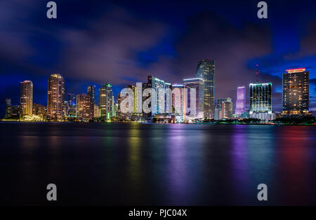 MIAMI, FLORIDA - ca. September 2018: Blick auf Downtown Miami und Brickell Key von Key Biscayne in der Abenddämmerung. Stockfoto