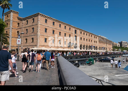 Touristen zu Fuß entlang der Promenade vorbei an der Plaça Catalunya Museum, Barcelona, Spanien Stockfoto