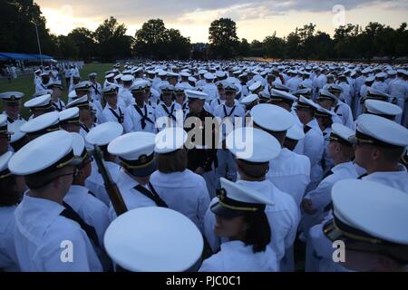 Ein Marine mit dem US Marine Corps leise Bohren Platoon spricht mit Midshipmen Teilnahme an der Plebe Sommer BCD-Leistung an der United States Naval Academy, Annapolis, MD., 19. Juli 2018. Plebe Sommer ist eine Ausbildung, die Übergänge, die Zivilbevölkerung zu Midshipmen, und ist eine Voraussetzung für alle ankommenden Neulingen der USNA. Die jährliche Schlacht Farbe Zeremonie gibt die Midshipmen die Möglichkeit, die Beziehung zwischen der Navy und Marine Corps zu erleben. Stockfoto