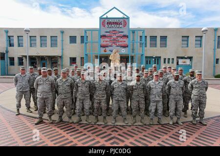 Us-Flieger von der 169th Bauingenieur Squadron, Wohnungen für den nativen amerikanischen Veteranen in der "Bereitstellung konstruieren für Schulung "Mission in Gallup, New Mexico, 17. Juli 2018. Flieger auf der 169th South Carolina der Air National Guard Fighter Wing vergeben in Partnerschaft mit der südwestlichen Indischen Stiftung alle Phasen des Bauprozesses einschließlich Zimmerei, Framing, Elektro-, Sanitär- und Arbeiten vor Ort zur Verfügung zu stellen. Stockfoto