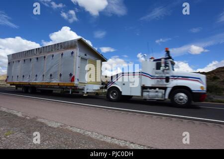 Us-Flieger von der 169th Bauingenieur Squadron, Wohnungen für den nativen amerikanischen Veteranen in der "Bereitstellung konstruieren für Schulung "Mission in Gallup, New Mexico, 12. Juli 2018. Flieger auf der 169th South Carolina der Air National Guard Fighter Wing vergeben in Partnerschaft mit der südwestlichen Indischen Stiftung alle Phasen des Bauprozesses einschließlich Zimmerei, Framing, Elektro-, Sanitär- und Arbeiten vor Ort zur Verfügung zu stellen. Stockfoto