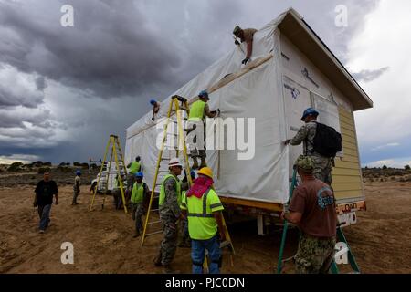 Us-Flieger von der 169th Bauingenieur Squadron, Wohnungen für den nativen amerikanischen Veteranen in der "Bereitstellung konstruieren für Schulung "Mission in Gallup, New Mexico, 12. Juli 2018. Flieger auf der 169th South Carolina der Air National Guard Fighter Wing vergeben in Partnerschaft mit der südwestlichen Indischen Stiftung alle Phasen des Bauprozesses einschließlich Zimmerei, Framing, Elektro-, Sanitär- und Arbeiten vor Ort zur Verfügung zu stellen. Stockfoto