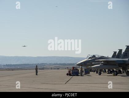 Zwei A-10 Thunderbolt IIs vom 190 Fighter Squadron aus gowen Field, Boise, Idaho am 19. Juli 2018 Während der F-15 Cs an den 122 Fighter Squadron zugeordnet, 159 Fighter Wing, Naval Air Station gemeinsame Reserve Base New Orleans, Louisiana warten auf ein Taxi. Die beiden Fighter squadrons sind Ausbildung in südlichen Idaho und Üben unterschiedlicher Air Combat Training. Stockfoto