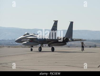 Eine F-15C an die 122 Fighter Squadron, 159 Fighter Wing, Naval Air Station gemeinsame Reserve Base New Orleans, Louisiana zugeordnet, Taxis an gowen Field, Boise, Idaho am 19. Juli 2018. Die 122 FS ist in Boise Training mit 190 der 124 Fighter Wing Fighter Squadron A-10 Thunderbolt II. Stockfoto