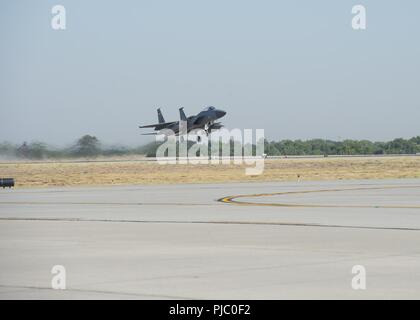 Eine F-15C an die 122 Fighter Squadron, 159 Fighter Wing, Naval Air Station gemeinsame Reserve Base New Orleans, Louisiana, zieht aus gowen Field, Boise, Idaho am 19. Juli 2018. Die 122 FS ist in Boise Training mit 190 der 124 Fighter Wing Fighter Squadron A-10 Thunderbolt II. Stockfoto