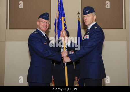 Oberst Trevor Wentlandt, 460Th Mission Support Gruppe eingehenden Commander, erhält die Guidon von Col. Troy Endicott, 460Th Space Wing Commander, bei einem Wechsel des Befehls Zeremonie Juli 12, 2018, Buckley Air Force Base, Colorado. Der Wechsel der Guidon symbolisiert die offizielle Umbenennung der Befehl. Stockfoto