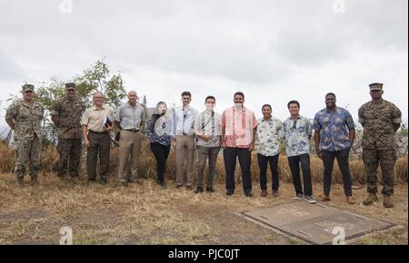 MARINE CORPS BASE HAWAII (18 Juli 2018) Anioa Naniole, Zentrum - orange, Bezirk Direktor für die US-Rep Colleen Hanabusa (D-HI), sein Team und die Mitarbeiter der US-Rep Tulsi Gabbard (D-HI) posieren für ein Gruppenfoto mit Marine Corps Base Hawaii (MCBH) Führung nach einer kurzen Tour durch MCBH Juli 14, 2018. Der Besuch war eine Gelegenheit für die verschiedenen Mitarbeiter Delegierte aus den Büros der staatlichen Vertreter der Pacific Rim (Rimpac) Übung zu erleben und in Touren und Treffen teilzunehmen, ihre Kenntnisse der Navy und Marine Corps Aktien rund um die Insel zu erweitern. RIMPAC bietet hohe-va Stockfoto