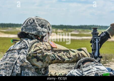 U.S. Army Reserve Troop Liste Einheit Soldat klar eine M249 Light Machine Gun nach Abschluss Boden Qualifizierung im Betrieb Cold Steel II, durch die US-Armee die zivilen Angelegenheiten und psychologische Operations Command (Airborne), 18. Juli 2018 Gemeinsame Basis Mc Guire-Dix - Lakehurst, N.J. gehostet Betrieb Cold Steel ist der US-Armee finden Crew - Serviert Waffen Qualifizierung und Validierung ausüben, um sicherzustellen, dass America's Army Reserve Einheiten und Soldaten ausgebildet sind und bereit, kurzfristig als Teil bereit, Kraft X zu implementieren und zu bringen Bekämpfung bereit und tödlichen Feuerkraft zur Unterstützung der Armee und unserer gemeinsamen Partn Stockfoto