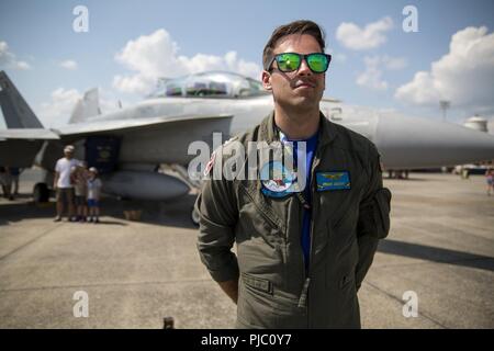 Navy Leutnant Frank 'Sweet Francis' Ascioti posiert für ein Foto an die 2018 grossen New England Air und Space Show Juli 14, 2018, an Westover Air Reserve Base, Chicopee, Massachusetts. Dies war Ascioti ist zum ersten Mal eine EA-18G Growler zu einer Airshow. Stockfoto