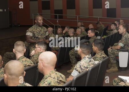 Us Marine Corps Sgt. Maj. William Carter, Manpower management Soldaten Zuweisungen Sergeant Major, Zuordnung Zweig, Manpower Management Division, Sitz Marine Corps, spricht mit Marines während der Überblick Kurze bei Marine Corps Base Camp Pendleton, Kalifornien, 19. Juli 2018. Die kurze statt zu informieren, die möglicherweise junge Marines auf die ordnungsgemäßen Verfahren für die Verwaltung der Zuweisungen und andere berufliche Möglichkeiten haben. Stockfoto