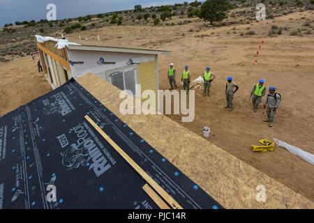 Us-Flieger von der 169th Bauingenieur Squadron, Wohnungen für den nativen amerikanischen Veteranen in der "Bereitstellung konstruieren für Schulung "Mission in Gallup, New Mexico, 12. Juli 2018. Flieger auf der 169th South Carolina der Air National Guard Fighter Wing vergeben in Partnerschaft mit der südwestlichen Indischen Stiftung alle Phasen des Bauprozesses einschließlich Zimmerei, Framing, Elektro-, Sanitär- und Arbeiten vor Ort zur Verfügung zu stellen. Stockfoto