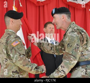 Brig. Gen. Peter Helmlinger, US-Armee Korps der Ingenieure South Pacific Division Commander, rechts, übergibt die Fahne zu oberst Aaron Barta, eingehende US-Armee Korps der Ingenieure Los Angeles District Commander, Links, während ein Juli 19 Ändern des Befehls Zeremonie am Fort MacArthur in San Pedro, Kalifornien, als David Van Dorpe, Bezirk Stellvertreter für Programme und Projekt Management, schaut an. Die Weitergabe von der Flagge, die in der militärischen Tradition stellt die Übertragung der Befehls. Stockfoto