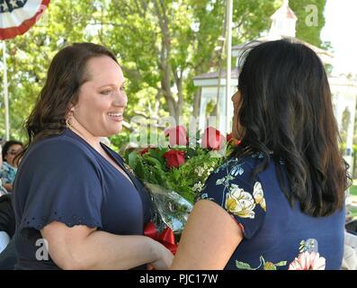 Kim Gibbs, Ehefrau von Oberst Kirk Gibbs, ausgehende US-Armee Korps der Ingenieure Los Angeles District Commander, Links, erhält Blumen während einer Juli 19 Ändern des Befehls Zeremonie am Fort MacArthur in San Pedro, Kalifornien. Stockfoto