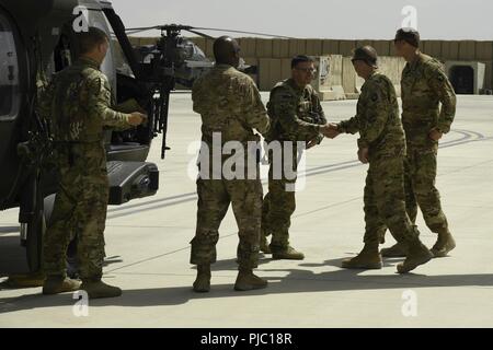 (Camp Dahlke, Afghanistan) Task Force Schicksal Kommandeur, Oberst Craig J. u.a. (Mitte) schüttelt Hände mit Task Force Eagle's Angriff Standardisierung Officer, Chief Warrant Officer 4 John kinard III., auf der Flucht line Juli 16, 2018. Stockfoto