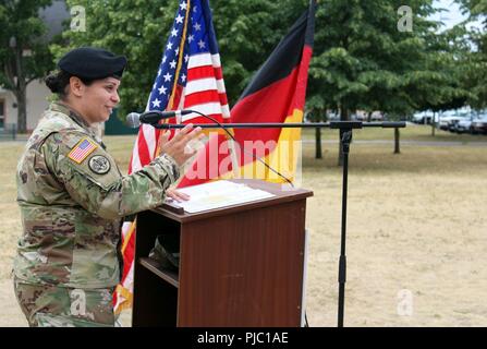 Kapitän (CPT) Beatrice Finnegan-Rosales, ausgehende Kommandant der Sitz und die Hauptverwaltung Loslösung 102 Signal Battalion, Adressen Teilnehmer während der loslösung Ändern des Befehls Zeremonie auf Lehm Kaserne, Wiesbaden, Deutschland Am 10. Juli 2018. Während der Zeremonie, CPT Finnegan-Rosales Befehl der Loslösung zu CPT Monica McKenzie aufgegeben. Stockfoto