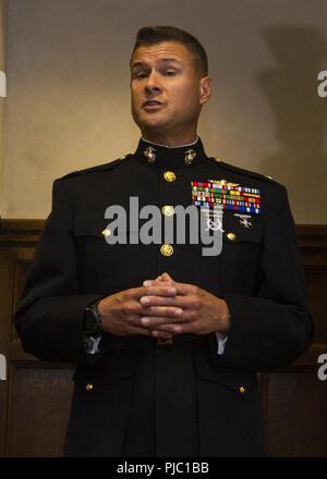 Oberst Terry Johnson, dem 12 Marine Corps Bezirk kommandierenden Offizier, spricht bei einem Empfang in San Francisco, 19. Juni 2018. Dieses Jahr, das Marine Corps nahmen an der Rugby World Cup Sevens im Rahmen der Partnerschaft mit den USA Rugby. Rugby Spieler neigen dazu, den Kampfgeist in Marinen und durch die Partnerschaft mit den USA Rugby, der nationale Vorstand für den Sport in Amerika, dem Marine Corps verkörperte zu teilen, werden einen breiten Querschnitt von High School und College - gealterte Rugby Spieler sowie eine ständig wachsende Einfluss Netzwerk von Coaches, Schiedsrichter, Rugby, Schüler und Eltern zu erreichen. Stockfoto