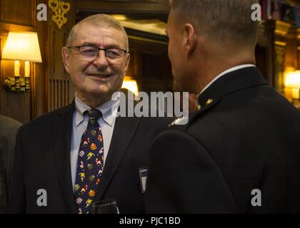 Oberst Terry Johnson, dem 12 Marine Corps Bezirk kommandierenden Offizier, spricht mit Lyle Micheli, Mitglied des Vorstandes der USA Rugby aus San Francisco, bei einem Empfang gibt es am 19. Juni 2018. Dieses Jahr, das Marine Corps nahmen an der Rugby World Cup Sevens im Rahmen der Partnerschaft mit den USA Rugby. Rugby Spieler neigen dazu, den Kampfgeist in Marinen und durch die Partnerschaft mit den USA Rugby, der nationale Vorstand für den Sport in Amerika, dem Marine Corps verkörperte zu teilen, werden einen breiten Querschnitt von High School und College - gealterte Rugby Spieler sowie eine ständig wachsende Einfluss Netzwerk von coac erreichen. Stockfoto