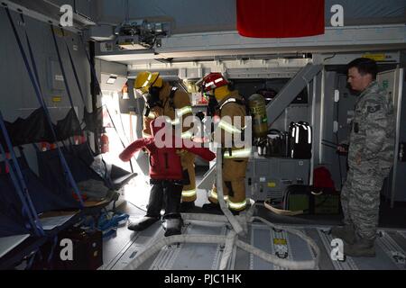 Us-Flieger, die 424Th Air Base Squadron zugewiesen, ein Dummy evakuieren und simuliert ein Opfer, von der Rückseite des türkischen Airbus A400M während der Feuerwehrmann Übung auf chièvres Air Base, Belgien, 12. Juli 2018. Stockfoto