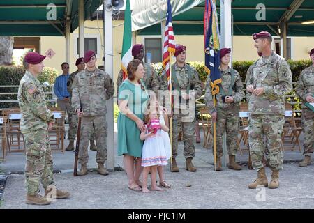 U.S. Army Col James B. Bartholomees III, Kommandant der 173Rd Airborne Brigade, bietet Erläuterungen vor dem 1 Bataillon, 503Rd Infanterie Regiment, 173Rd Airborne Brigade Wechsel der Verantwortung Zeremonie, in der Caserma Ederle in Vicenza, Italien, 19. Juli 2018. Die 173Rd Airborne Brigade ist der US-Armee Contingency Response Force in Europa, die in der Projektion bereit Kräfte überall in den USA in Europa, Afrika oder Verantwortungsbereich Zentrale Befehle". Stockfoto