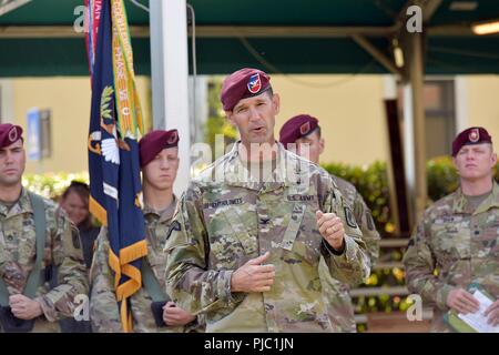 U.S. Army Col James B. Bartholomees III, Kommandant der 173Rd Airborne Brigade, bietet Erläuterungen vor dem 1 Bataillon, 503Rd Infanterie Regiment, 173Rd Airborne Brigade Wechsel der Verantwortung Zeremonie, in der Caserma Ederle in Vicenza, Italien, 19. Juli 2018. Die 173Rd Airborne Brigade ist der US-Armee Contingency Response Force in Europa, die in der Projektion bereit Kräfte überall in den USA in Europa, Afrika oder Verantwortungsbereich Zentrale Befehle". Stockfoto