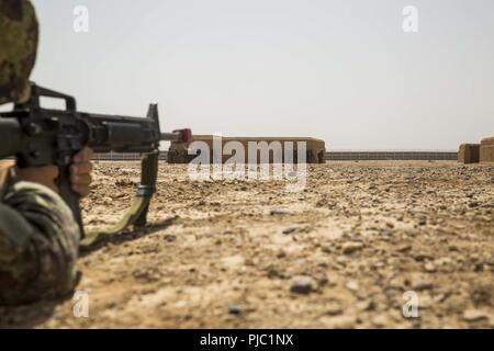 Der Provinz Helmand, Afghanistan (Juli 15, 2018) - ein Soldat mit 2 Kandak, 2. Brigade der afghanischen Armee (ANA) 215 Corps Sicherheit während der militärischen Operationen in urbanem Gelände (mout) Übung im Camp Shorabak. ANA Soldaten praktiziert clearing Verbindungen und Nachrichtendienstlichen ihr Vertrauen in mout Taktiken für die künftige Geschäftstätigkeit um in die Schlacht zu entwickeln. Stockfoto