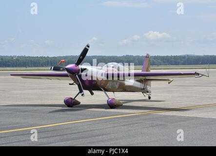 Herr Bill Stein persönliche aerobatic Demonstration Flugzeug sitzt statisch auf der Flightline an Westover Air Reserve Base Juli 15, 2018 während der großen New England Air Show. Stein durchgeführt für drei aufeinander folgende Tage für über 70.000 Besucher. Stockfoto