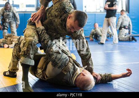 Sicherheitskräfte Spezialisten aus den 193 Special Operations Security Forces Squadron, Pennsylvania Air National Guard, Waffen Verhalten retention Bohrer Juli 11, 2018 an der Middletown High School in Chester, Pennsylvania. Die 193 SOSFS Flieger abgeschlossen mehrere Waffen Aufbewahrung Bohrer für beide Ihre Pistole, in Holster" und "Außerhalb Holster, lange-gun, und eine Kombination aus beiden Waffensysteme. Stockfoto