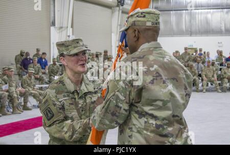 Eingehende 335.- Signal (Theater) (Vorläufige) Commander U.S. Army Brig. Gen. Nikki L. Griffin Olive übergibt die Guidon zu 335.- Signal (T) (P) U.S. Army Command Sergeant Major Theodore H. Dewitt während der 335.- Signal (T) (P) Ändern des Befehls Zeremonie im Camp Arifjan, Kuwait, 19. Juli 2018. Das Beibehalten der richtigen Kommunikation zur richtigen Zeit bietet flexible Optionen für alle militärischen Operationen. Stockfoto