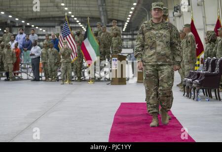 Ausgehende 335.- Signal (Theater) (Vorläufige) Commander U.S. Army Brig. General John H. Phillips beendet die Zeremonie nach offiziell Übergabe Kommando der US-Armee Brig. Gen. Nikki L. Griffin Olivenöl während des 335.- Signal (T) (P) Ändern des Befehls Zeremonie im Camp Arifjan, Kuwait, 19. Juli 2018. Phillips, und so G-6 (Chief Information Officer) mit US-Army Europe, Wiesbaden, Deutschland dienen. Stockfoto