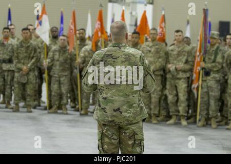 Ausgehende 335.- Signal (Theater) (Vorläufige) Commander U.S. Army Brig. General John H. Phillips spricht mit den Soldaten vor Übergabe Kommando der US-Armee Brig. Gen. Nikki L. Griffin Olivenöl als Teil des 335 SC (T) (P) Ändern des Befehls Zeremonie im Camp Arifjan, Kuwait, 19. Juli 2018. Beitrag Interoperabilität der Mission im Theater der Operationen zu unterstützen ist etwas Philips von seiner Organisation erforderlich. Stockfoto