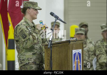 Eingehende 335.- Signal (Theater) (Vorläufige) Commander U.S. Army Brig. Gen. Nikki L. Griffin Olive zeigt Spielzeug, die ihr von Mitgliedern ihrer Familie gegeben vor dem Verlassen des Hauses an der 335 SC (T) (P) Ändern des Befehls Zeremonie im Camp Arifjan, Kuwait, 19. Juli 2018. Das Beste hat die Armee, die besten Leute der Nation zu bieten hat. Stockfoto