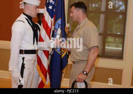 Der Master Chief James Baker Faust beulen Mitglied der Color Guard vor seinem Ruhestand Zeremonie an Bord Marine Corps Base Camp Lejeune in Marston Pavillon am 13. Juli 2018. Baker zog sich nach 30 Jahren im Dienst der United States Navy vor mehr als 100 Familie und Freunde. Stockfoto