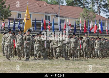 Brig. Gen. Christopher LaNeve, Kommandierender General, 7. Armee, Oberst Patrick J. Ellis, 79 Oberst des Regiments, Oberst Thomas M. Hough, 80 Oberst des Regiments und Maj. Jeremy Flug, Executive Officer, 2d-Cavalry Regiment, leiten Sie einen Pass und Überprüfung der Truppen während der Änderung der Befehl Zeremonie an der Rose Barracks, Deutschland, 20. Juli 2018. . Stockfoto