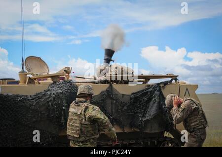 Soldaten in das Hauptquartier und die Konzernzentrale, 2nd Battalion, 5th Cavalry Regiment, 1st Armored Brigade Combat Team, 1.Kavallerie Division Feuer ein 120 Millimeter Mörtel Runde auf einem Schießplatz in Smarden, Rumänien, 19.Juli 2018 zugewiesen. Soldaten durchgeführt, ein Mörser live Fire Training und Evaluation zur Unterstützung der Atlantischen lösen, ein bleibendes Training übung zwischen der NATO und der US-Streitkräfte. Stockfoto