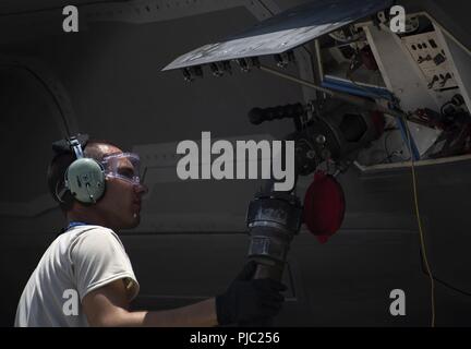 Us Air Force Senior Airman Eric Hansard, 58 Aircraft Maintenance Unit Crew Chief, Uhren als F-35A Lightning II der 33rd Fighter zugeordnet betankt Flügel Juli 13, 2018, Westover Air Reserve Base, Masse der grossen New England Air und Space Show feierte 70 Jahre Air Force Reserve Geschichte durch Hosting Dutzende von Demonstrationen und zeigt, dass Markieren globale Reichweite und Luftüberlegenheit. Stockfoto