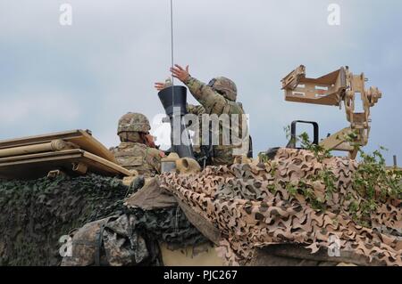 Armee SPC. Martin Torres, Assistant gunner zum Hauptsitz und Sitz der Gesellschaft, 2. Battalion, 5th Cavalry Regiment, 1st Armored Brigade Combat Team, 1.Kavallerie Geschäftsbereich zugeordnet sind, hängt ein 120 Millimeter Mörtel Runde auf einem Schießplatz in Smarden, Rumänien, 19. Juli 2018. Soldaten durchgeführt, ein Mörser live Fire Training und Evaluation zur Unterstützung der Atlantischen lösen, ein bleibendes Training übung zwischen der NATO und der US-Streitkräfte. Stockfoto