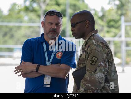 David Leist, der Kaplan für die Cincinnati Veterans Affairs Hospital in Cincinnati Gespräche mit US-Armee Kaplan (Capt.) Glenn Clarkson, die Inland Kaplan für gemeinsames Büro der National Guard Bureau der Kapläne in Arlington, Virginia, und DOMOPS evaluator für religiöse Angelegenheiten der Patriot Nord 18 Übung in Cincinnati Northern Kentucky International Airport während der Patriot Nord 18 Übung 18. Juli 2018. Patriot ist ein inländischer Betrieb Disaster Response Training unter der Leitung von National Guard Einheiten arbeiten mit Bundes-, Landes- und lokale Emergency Management ein Stockfoto