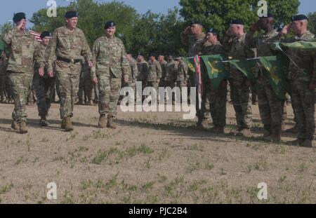 Eingehende 89th Military Police Brigade Kommandeur Oberst Richard J. Kugel prüft Soldaten der Brigade mit Oberst Carl Lamar Parsons und Stellvertretenden Kommandierenden General von Fort Hood Generalmajor Kenneth Kamper während der Feuerwehr Änderung der Befehl Zeremonie am 18. Juli in Fort Hood. Stockfoto