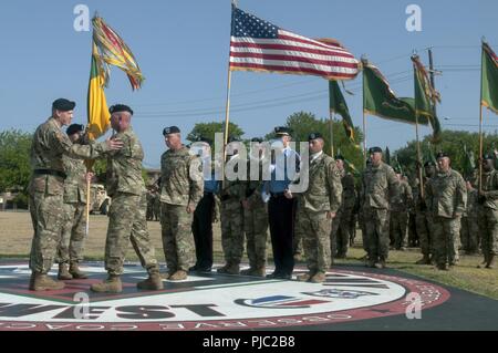 Ausgehende 89th Military Police Brigade Kommandeur Oberst Carl Lamar Parsons geht der Brigade guidon zu Stellvertretenden Kommandierenden General von Fort Hood Generalmajor Kenneth Kamper während der Feuerwehr Änderung der Befehl Zeremonie Juli 18, 2018 in Fort Hood, Texas. Stockfoto