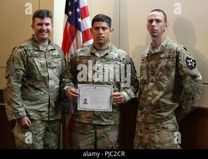 Pvt. 1. Klasse Aquiles R. Morales Centeno (Mitte) von der Zentrale und Sitz der Gesellschaft, 3.BATAILLON, 161 Infanterie Regiment, 81th Stryker Brigade Combat Team, posiert für ein Foto mit seiner Firma Kommandant, Kapitän Jordan Villeneuve (links) und seine Abschnittsleiter, Staff Sgt. Jeremia Olson im Anschluss an die Einbürgerung Eid der Treue zu den Vereinigten Staaten von Amerika ein eingebürgerter Bürger der USA Juli 17, in Tukwila, Washington Pfc 2018. Morales ist ein Eingeborener von Nicaragua aber der Washington National Guard zusammengeschlossen mit dem Ziel, seinem College. Stockfoto