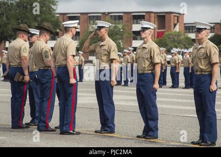 Private First Class Parker McKee ist Ehre Absolvent für Platoon 1048, Firma A, 1st Bataillon, rekrutieren Training Regiment benannt, bei Marine Corps Recruit Depot Parris Island, South Carolina, 20. Juli 2018, für die Platzierung von zunächst 31 Rekruten. Die Ehre graduate Award würdigt die Marine, die beste der gesamten Marine-Konzept, das umfasst die körperliche Fitness, Treffsicherheit und Führungseigenschaften exemplifiziert, während der Ausbildung zu rekrutieren. War McKee am Einziehen Unterstation Roswell, Atlanta, von Staff Sergeant Thomas A. Reese rekrutiert. Stockfoto