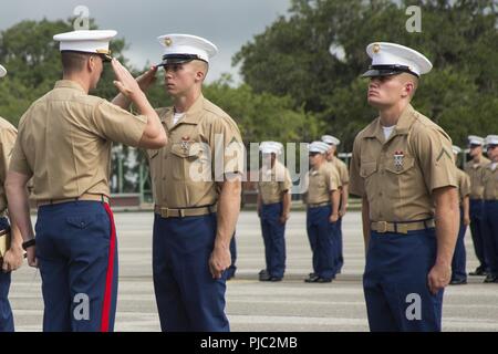 Private First Class Brian Reynolds benannt ist Ehre Absolvent für Firma A, 1.BATAILLON, rekrutieren Training Regiment, bei Marine Corps Recruit Depot Parris Island, South Carolina, 20. Juli 2018, für die Platzierung von zunächst 188 Rekruten. Die Ehre graduate Award würdigt die Marine, die beste der gesamten Marine-Konzept, das umfasst die körperliche Fitness, Treffsicherheit und Führungseigenschaften exemplifiziert, während der Ausbildung zu rekrutieren. Reynolds wurde am Einziehen Unterstation Rivergate, Tennessee, durch Staff Sergeant Rexall R. Ferdinand rekrutiert. Stockfoto