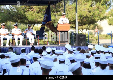 Vice Adm. Forrest Faison, Marine Surgeon General und Chief, U.S. Navy Büro der Medizin und Chirurgie, liefert Erläuterungen bei einem Festakt feiert 50. Naval Gesundheit Klinik Lemoore Jubiläum. Faison ist erste Pflicht Station nach seiner Residency wurde dann Naval Hospital Lemoore. Stockfoto