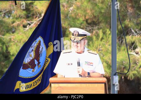 Vice Adm. Forrest Faison, Marine Surgeon General und Chief, U.S. Navy Büro der Medizin und Chirurgie, liefert Erläuterungen bei einem Festakt feiert 50. Naval Gesundheit Klinik Lemoore Jubiläum. Faison ist erste Pflicht Station nach seiner Residency wurde dann Naval Hospital Lemoore. Stockfoto