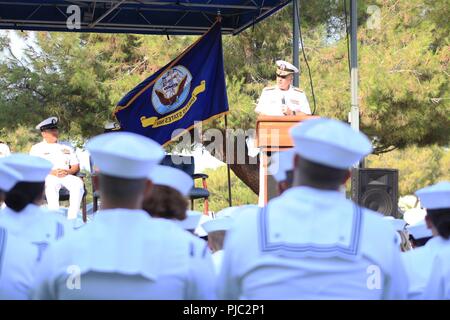 Vice Adm. Forrest Faison, Marine Surgeon General und Chief, U.S. Navy Büro der Medizin und Chirurgie, liefert Erläuterungen bei einem Festakt feiert 50. Naval Gesundheit Klinik Lemoore Jubiläum. Faison ist erste Pflicht Station nach seiner Residency wurde dann Naval Hospital Lemoore. Stockfoto