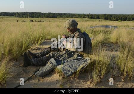 Nach der Sprung nach Holland Drop Zone während des Betriebs Teufel Sturm, eine US-Armee Fallschirmjäger in den 1. Brigade Combat Team zugewiesen, 82nd Airborne Division, bereitet ihm sofort die Waffe für den Einsatz auf Fort Bragg, N.C., 19. Juli 2018. Betrieb Devil Storm war eine Veranstaltung, die die Fähigkeit des Geräts, um zu springen, kämpfen und innerhalb von 18 Stunden nach der Benachrichtigung gewinnen ausgeübt. Stockfoto