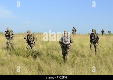 Us-Armee Fallschirmjäger in den 1. Brigade Combat Team zugewiesen, 82nd Airborne Division, Fahren auf ihre Mörser Zündzeitpunkt nach im Springen während des Betriebs Devil Storm am Fort Bragg, N.C., 19 Juli 2018 nach Holland Drop Zone. Betrieb Devil Storm war eine Veranstaltung, die die Fähigkeit des Geräts, um zu springen, kämpfen und innerhalb von 18 Stunden nach der Benachrichtigung gewinnen ausgeübt. Stockfoto