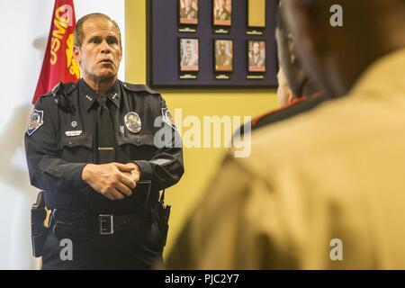 Marine recruiters mit einziehenden Station Phoenix erhalten eine Plakette aus der Mesa Polizei Abteilung für ihre Unterstützung in ihrer Jugend am 19. Juli 2018 in Mesa, AZ. Die Marines unterstützt die Polizei Youth Leadership Academy und Jugend Polizei Akademie. Stockfoto