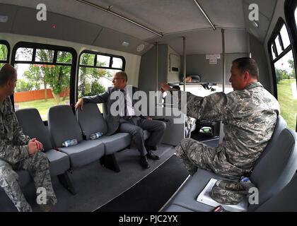 Dominic Pohl, 25 Air Force Executive Director, Center, Fahrten mit Kol. Benjamin Spencer, 319 Air Base Wing Commander, rechts, und Oberst Bart Yates, 319 ABW stellvertretender Kommandeur, durch Gehäuse Base Juli 19, 2018, Grand Forks Air Force Base, North Dakota. Pohl wurde in das Gehäuse, um die Qualität des Lebens für diejenigen, die an der Basisstation zu leben, zu verstehen. Stockfoto