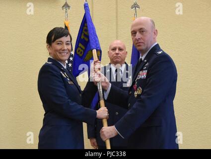 Us Air Force Colonel Debra Vogt, 81st Training Wing Commander, nimmt der 81st Mission Support Group guidon von Col. Danny Davis, ausgehende 81st MSG Commander, während der 81St MSG Ändern des Befehls Zeremonie in der Bay Breeze Veranstaltungszentrum am Keesler Air Force Base, Ohio, 19. Juli 2018. Die Verabschiedung des Guidon handelt es sich um einen zeremoniellen Symbol für den Austausch von Befehl von Commander zu einem anderen. Stockfoto